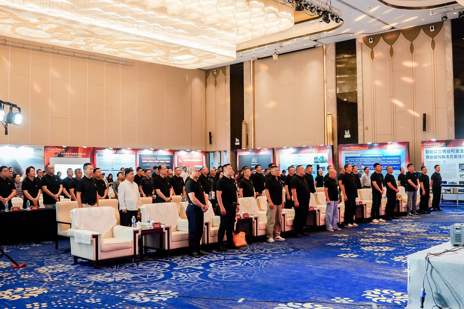 ZOBO卓邦董事长张新峰出席声光视讯行业联盟新疆声光视讯行业协会成立大会，共绘西部行业发展新蓝图